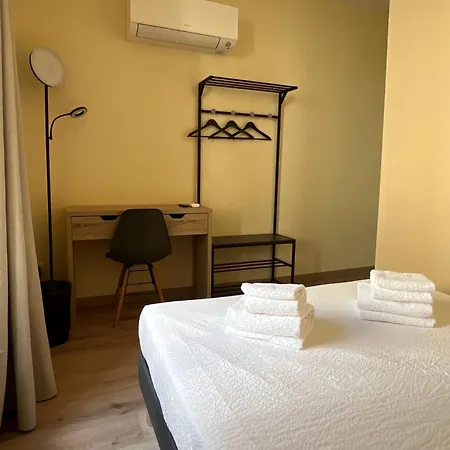 Privee Climatisee Avec Salle De Bain Et Wc * Rieupeyroux (Aveyron)